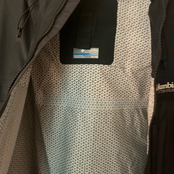 Men’s water proof rain jacket - Picture 2 of 4